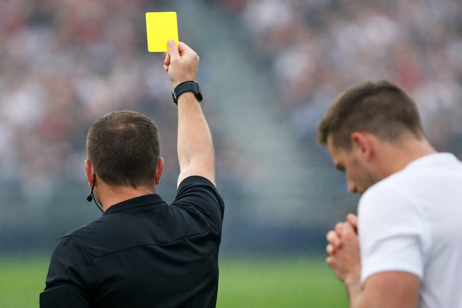 Arbitro che mostra un cartellino giallo durante una partita