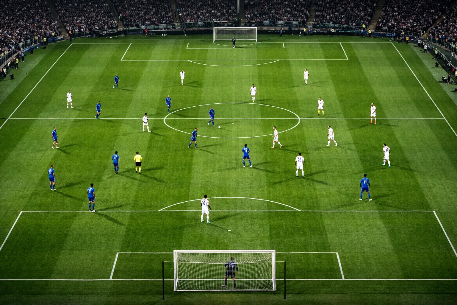 Campo da calcio con erba verde visto dall'alto durante una partita di Serie A